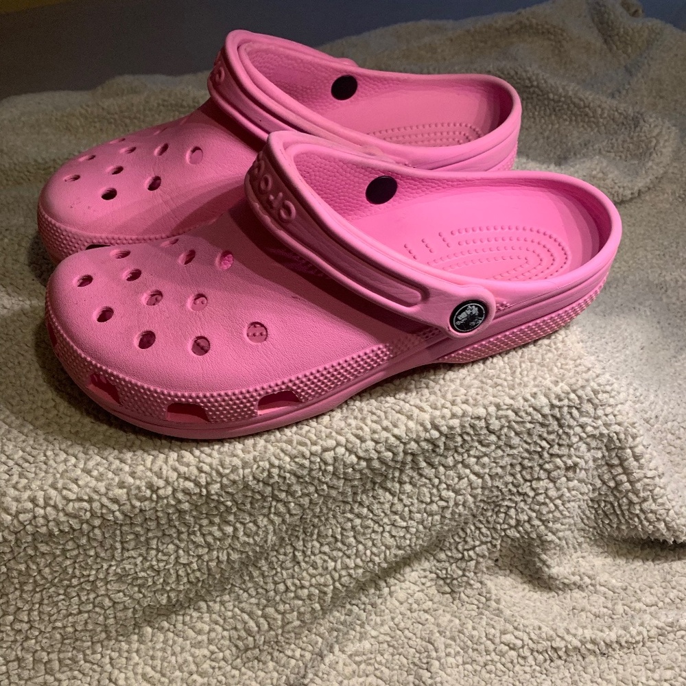 Women’s Size 9 Classic Pink Crocs